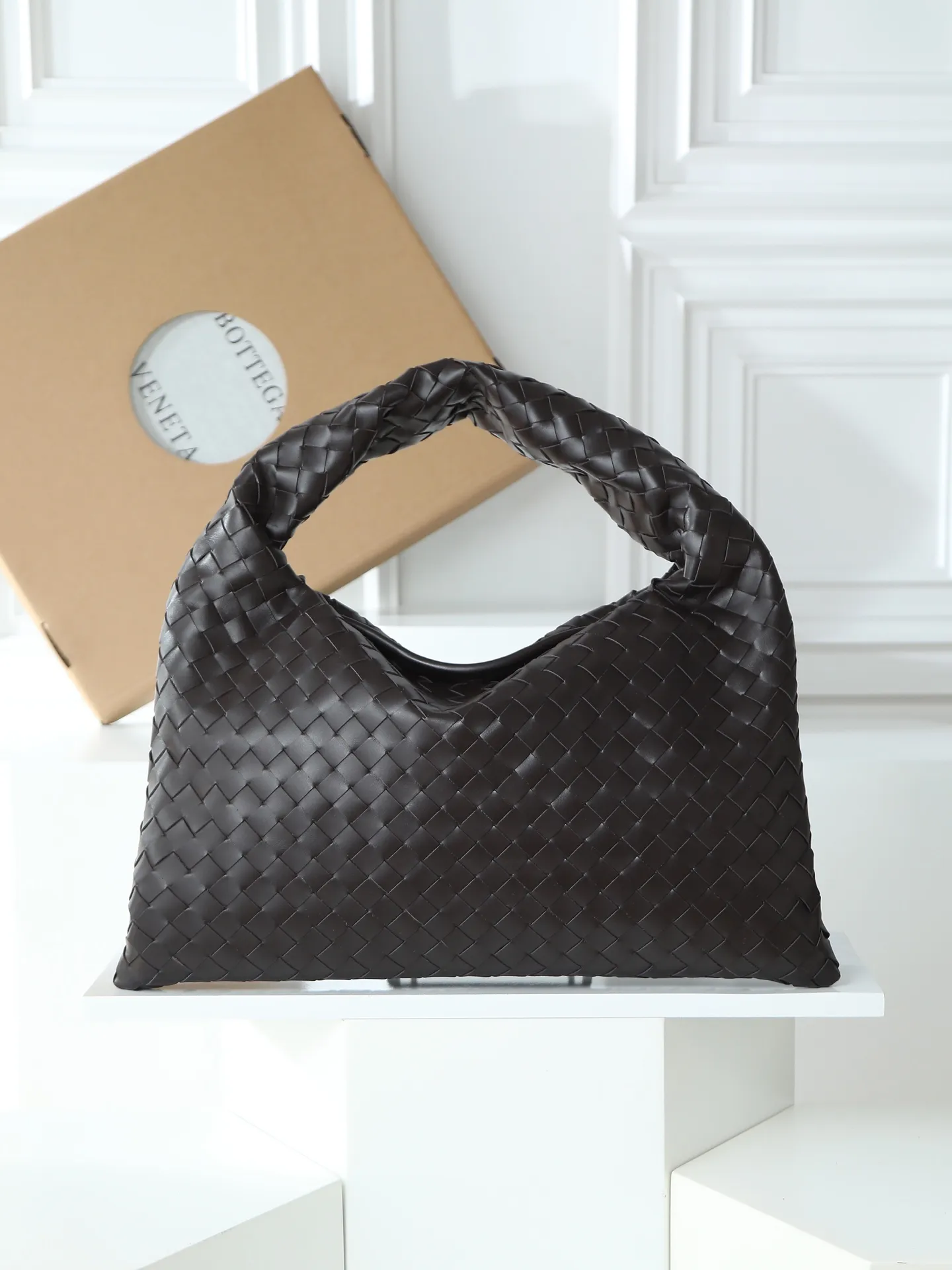 1180. #Bv’s new medium size HO 796262. The bag body and handles are made of a whole piece of woven leather. The bag body is soft and lazy. Ho symbolizes the praise of innovation and eternal craftsmanship [love]. The pyramid silhouette combines practicality and fashion. It is modern and casual. The double-sided closure design of the bag mouth is more convenient and safe! Made of soft cowhide and full of texture, this is a must-have for fashionable ladies who like minimalism, comfort and casualness! Dimensions: 46x21x10